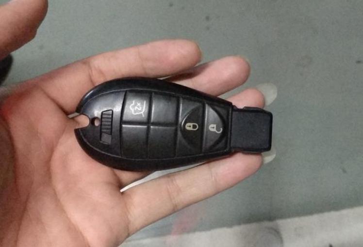 10年前60万买的5.7L大切诺基,如今8万还难卖,车钥匙更“朴素”