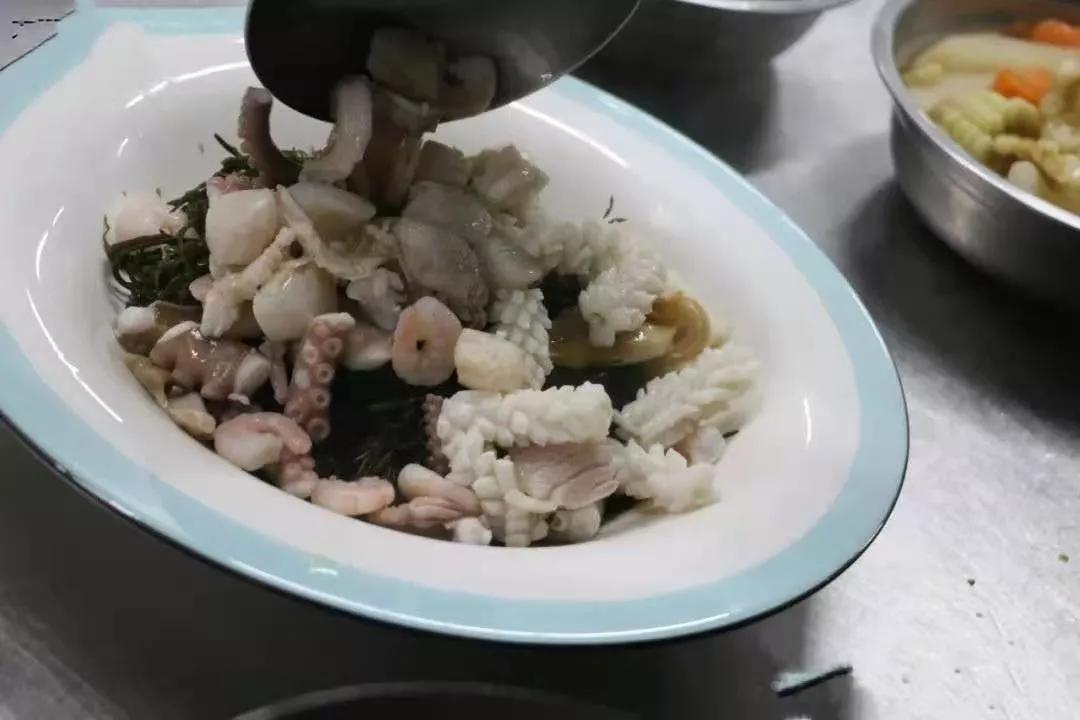 鞭炮笋结合小海鲜做成凉拌菜双重脆嫩在舌尖绽放