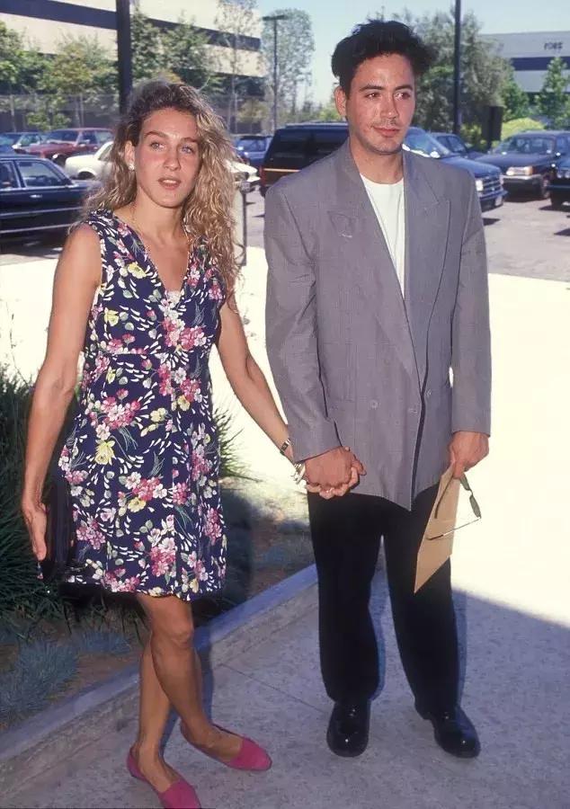 都是鹰钩鼻大美女，都爱过同一些男人，她俩的路怎么就不一样呢？