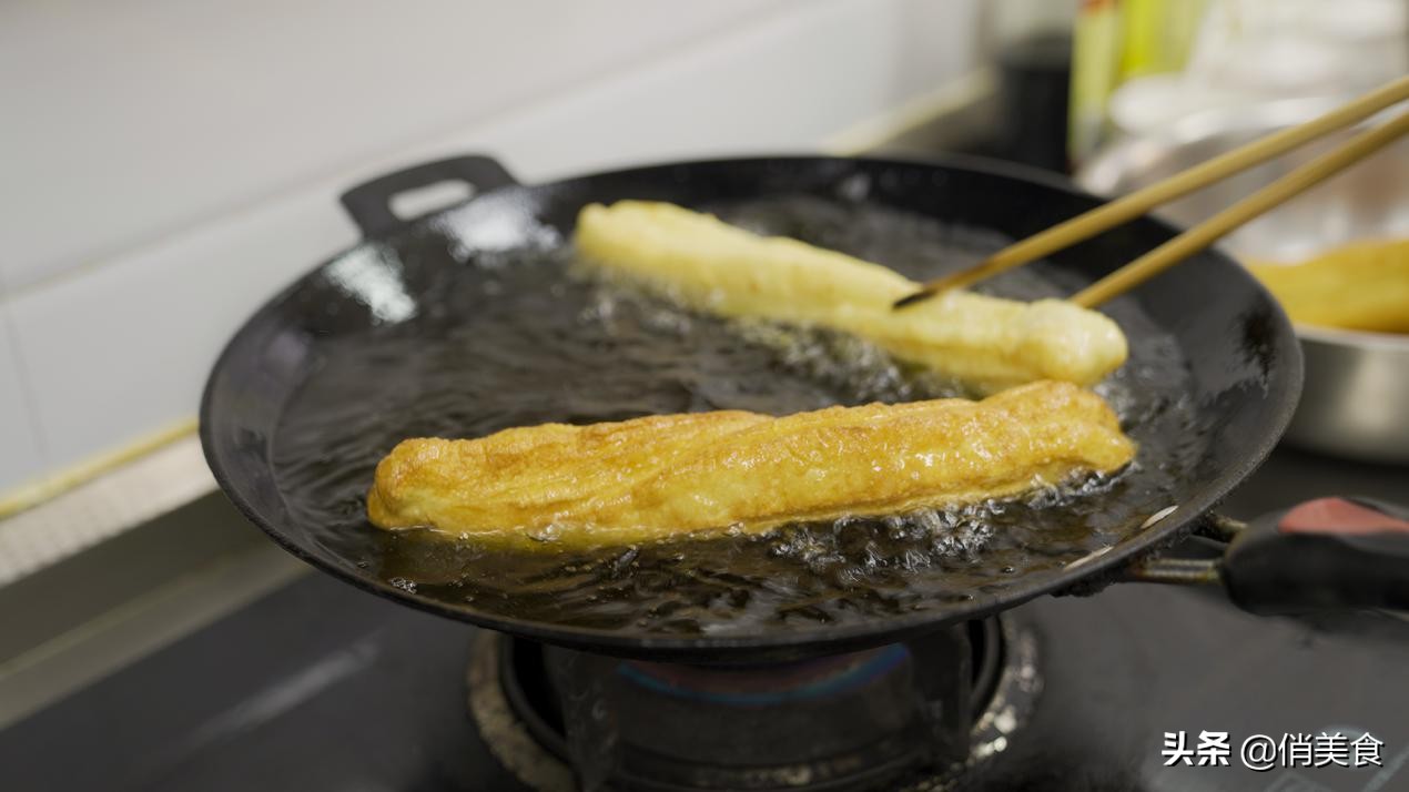 1碗面粉2个鸡蛋教你怎么做小油条,油条面粉怎么做又蓬松又脆又好吃