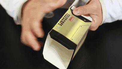 两张硬纸片被熊孩子轻松玩成了望远镜