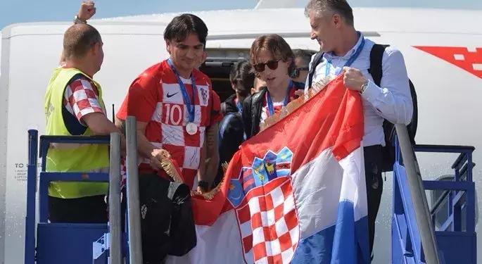 防空洞里踢出来的金球奖新人他只有一个爱好：踢球