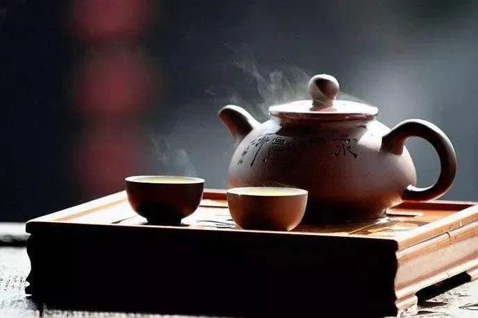 喝茶时要懂的规矩，学会这10个礼仪，不会被人笑话，赶紧学一下