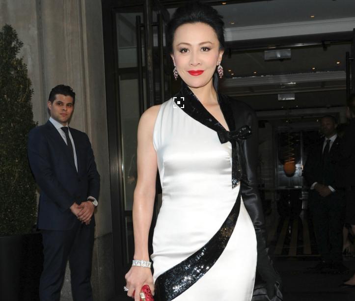 刘嘉玲曝梁朝伟证件照 (刘嘉玲公开照片)