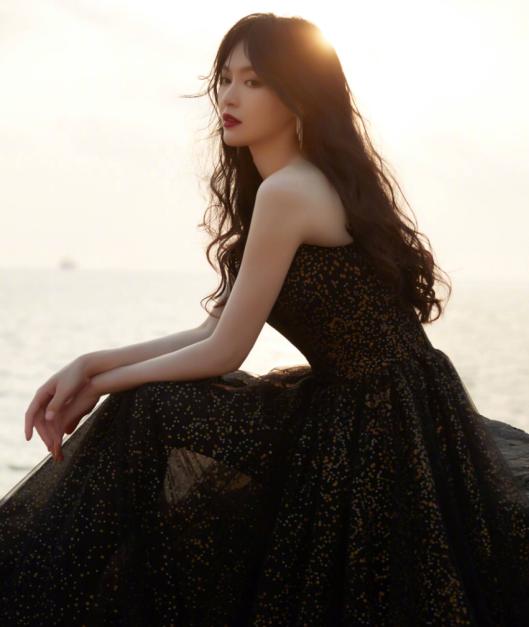 唐嫣现身机场扮酷抿嘴羞笑显随性,唐嫣新戏路透照曝光气场十足