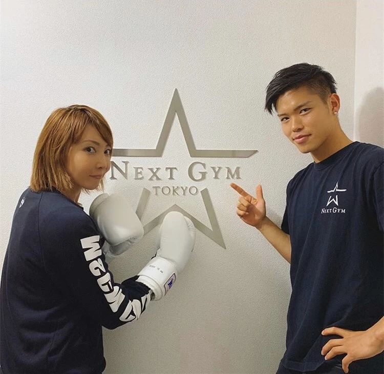 万花丛中过难把持！日本J5联赛球员遭解约因他工作性质太特殊？