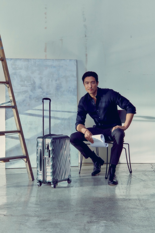 TUMI特邀演员丹尼尔·亨利演绎《成就完美旅程》系列全球时尚大片