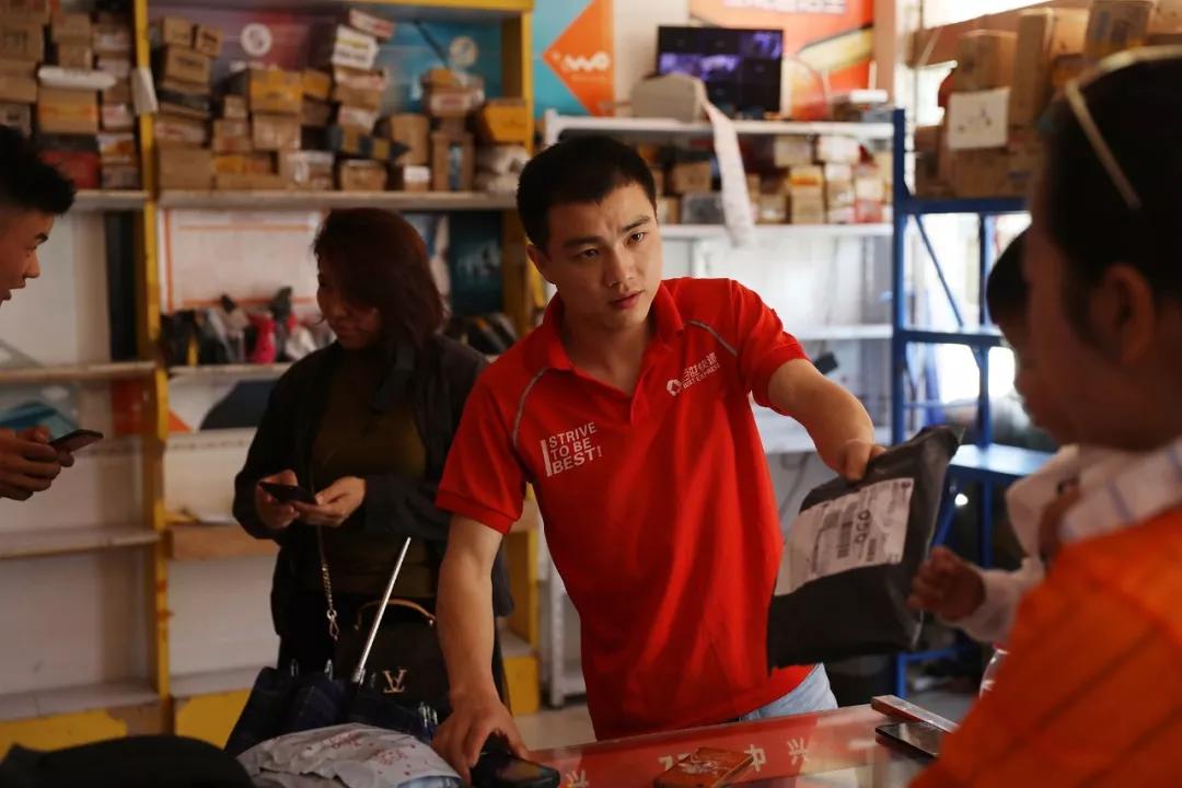 这里有年入200万的陪读和日入3万的代购？千万包裹真实还原“亚洲最大高考工厂”