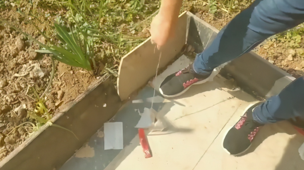 太恶心！渭南城区一小区天降大便和痰，民警：已对抛物者批评教育