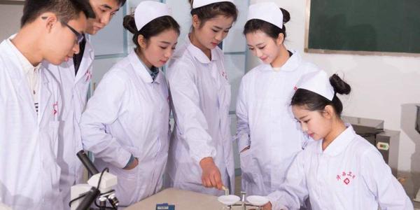 护士的故事：谁在看顾我们作为病人的尊严