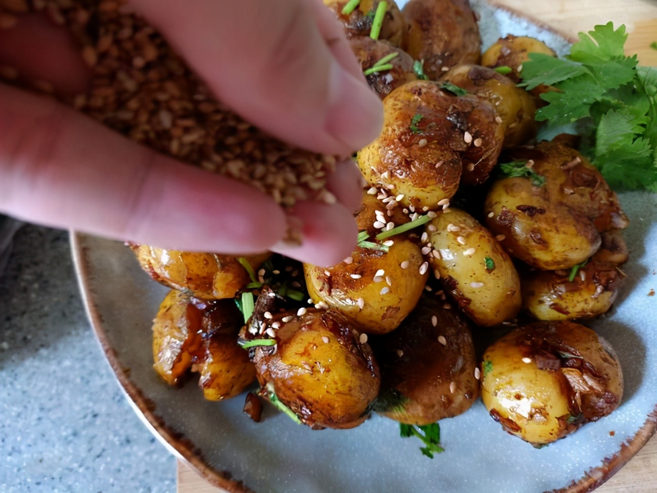 圆滚滚的小土豆抖音,超级小的土豆怎么吃