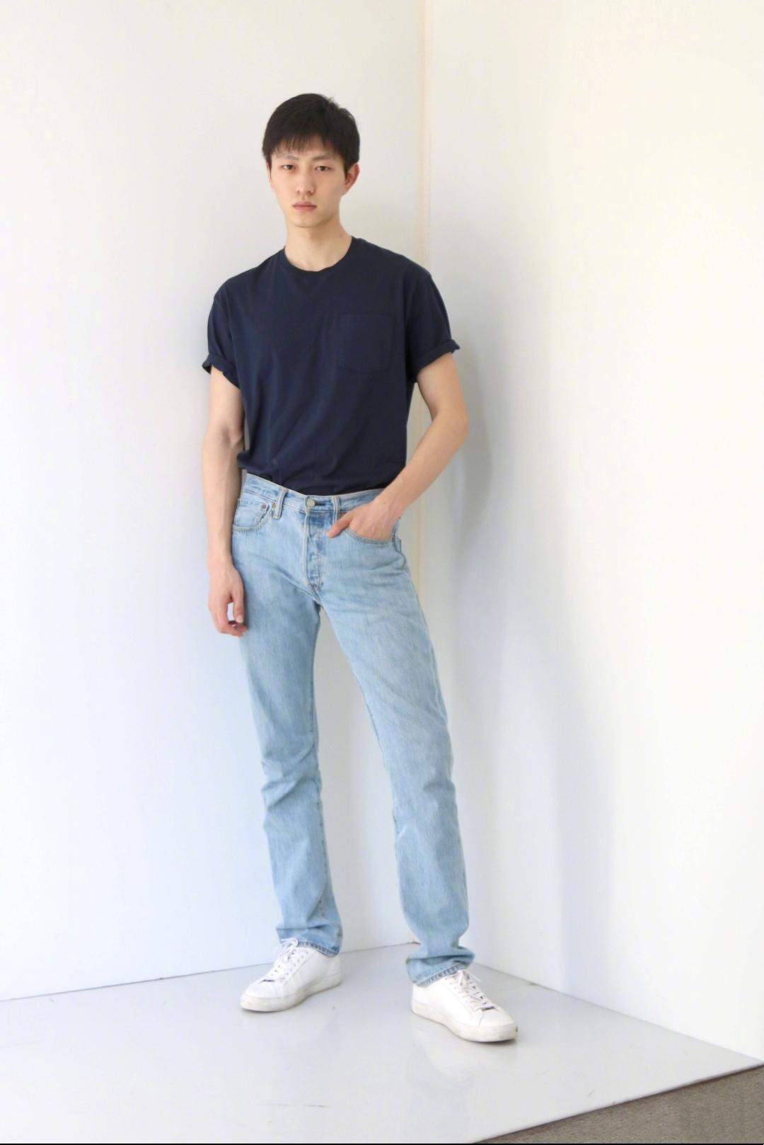 金大川凹造型摆高级脸，但裤子上的小瑕疵证明：他比张亮更接地气