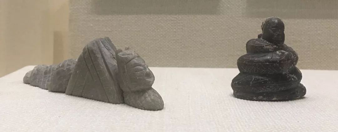 鸡血石与田黄石的结合,硬田黄石与田黄石