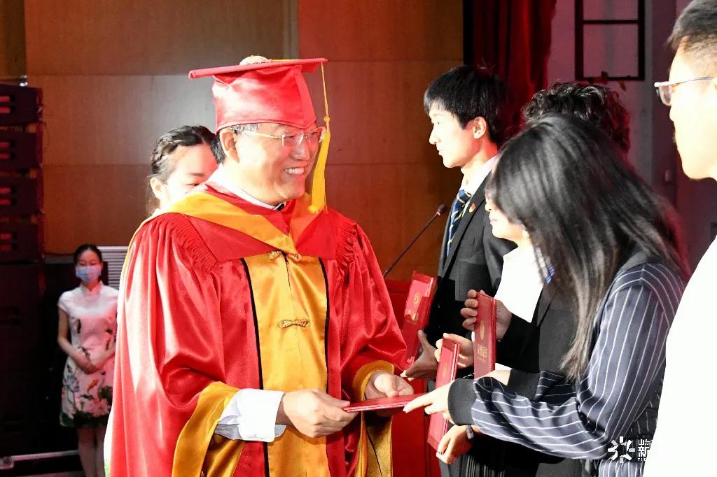 山东大学举行2020年本科生毕业典礼暨学位授予仪式