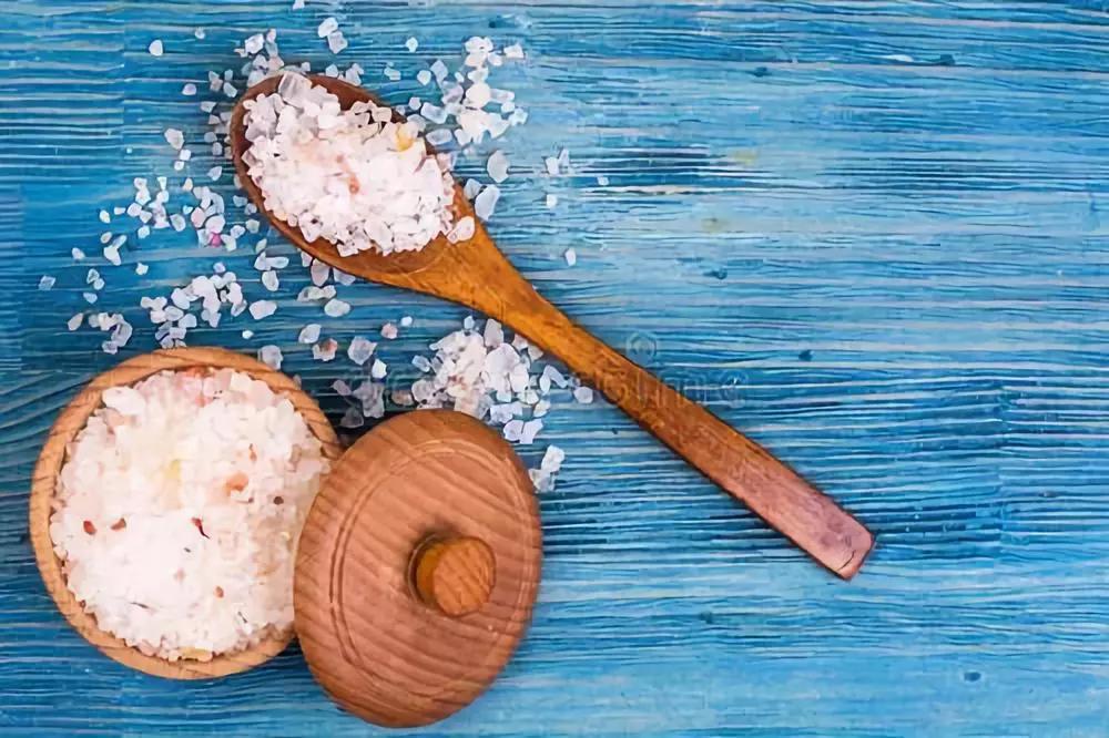 脸上长痘痘的原因和注意事项,脸上长痘痘到底应该怎么解决