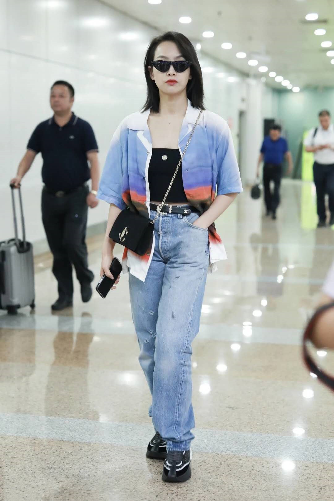 张柏芝又作妖了？肚兜剪掉一块当上衣，肚脐太抢镜