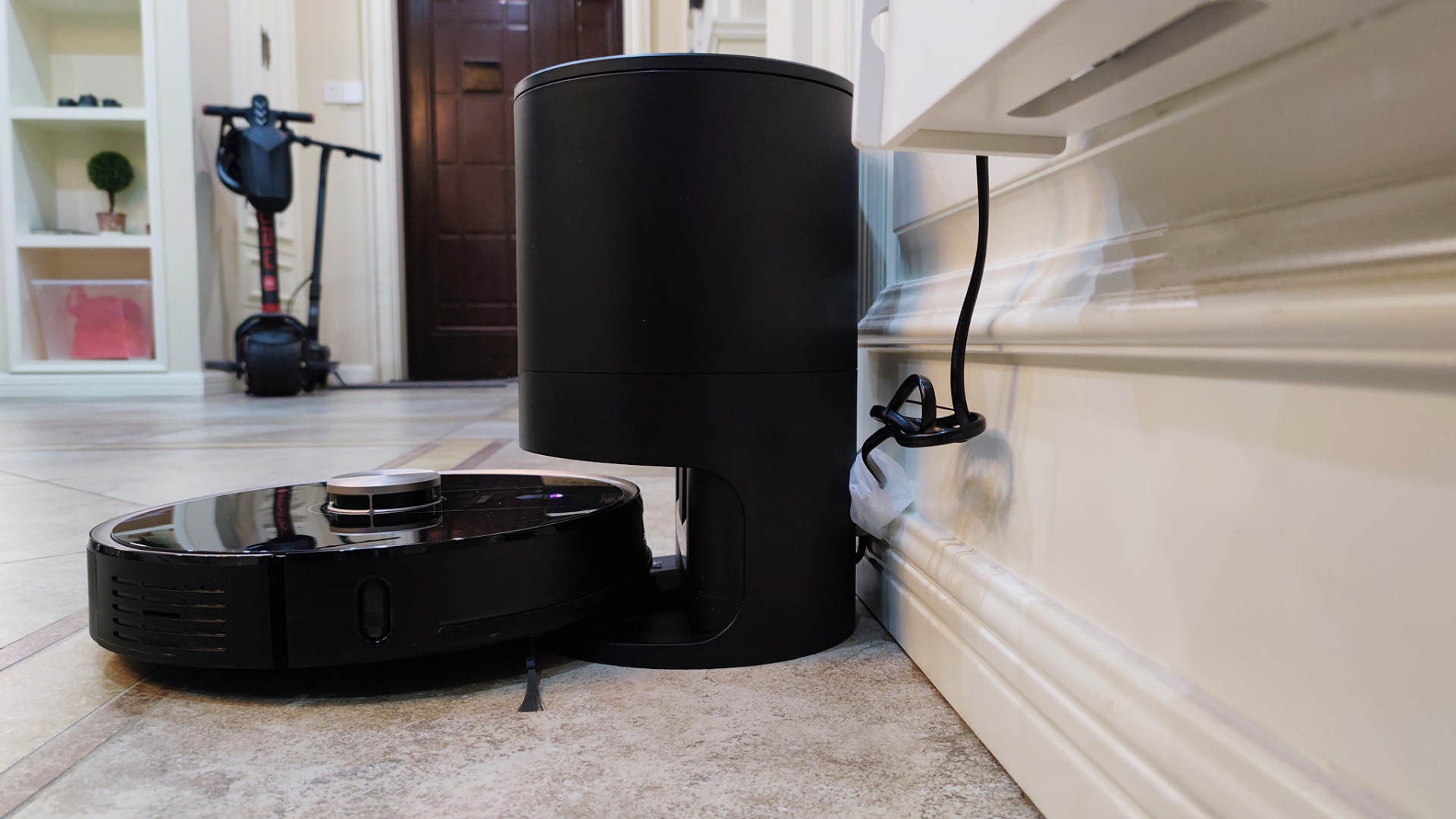 如何操作智能自动吸尘扫地机 (最简单的集尘扫地机器人)