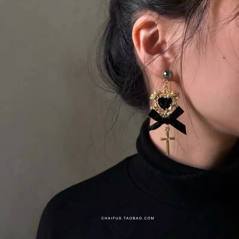 耳饰别致不对称,耳饰可爱黑白