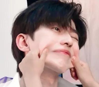 蔡徐坤到底有没有整容?看到他被人捏脸的样子,好像明白了啥