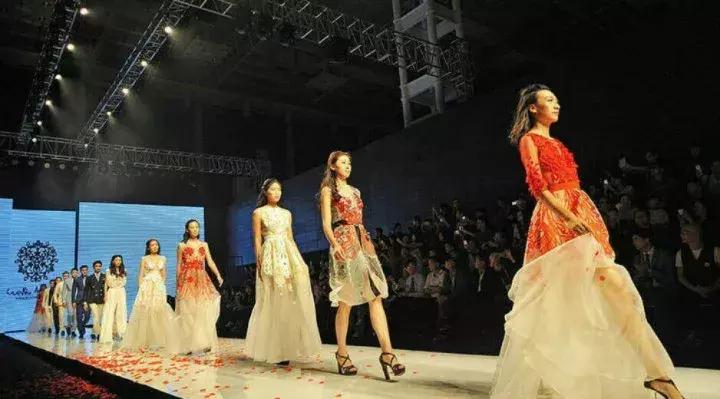 你身上穿的所有衣服,你身上穿的这件衣服有大号的吗