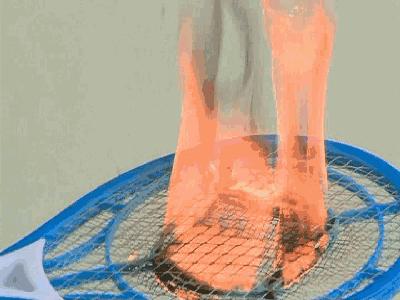 烦人的蚊子被自动引诱过来，“啪啪啪”轻松捕杀，这杀器太爽了！