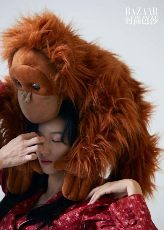 周也最新出席时尚活动,周也接了多少个通告拍时尚片