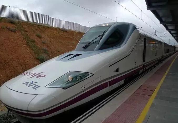 钢轨上的长龙——盘点全球最快火车，中国高铁无悬念第一