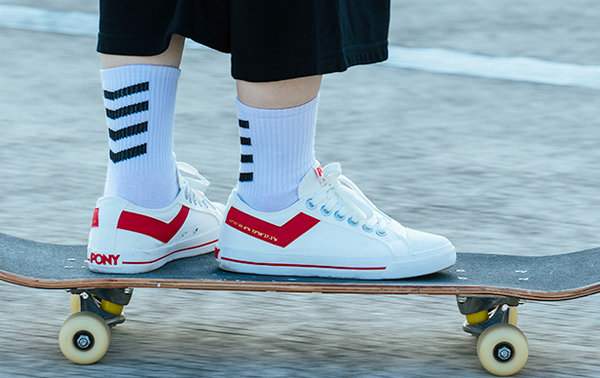 年轻人穿的潮牌鞋子品牌,年轻人都穿什么品牌的服装