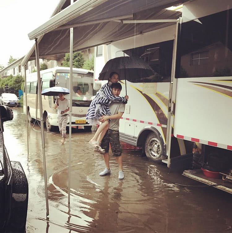 贾乃亮晒李小璐和甜馨合影,李小璐贾乃亮甜馨一家三口上热搜