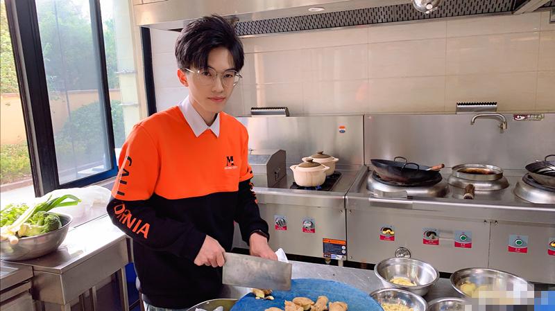 难言对战小抠脚的视频,难言和小抠脚蒙眼单挑