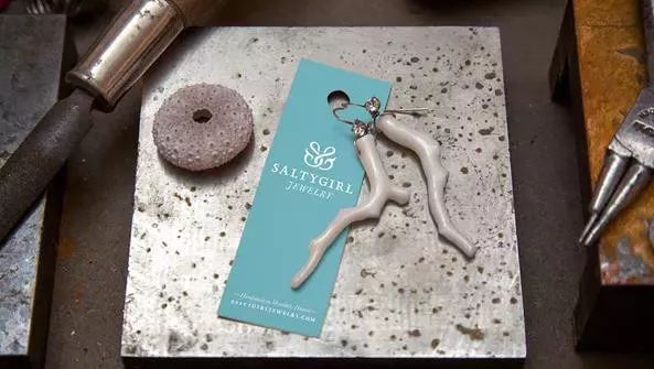 挂首饰上的小标签都看得懂吗？少一个字赔三倍