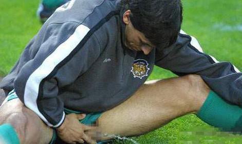 职业选手比赛突然要上厕所怎么办,罗斯受伤被扶回更衣室