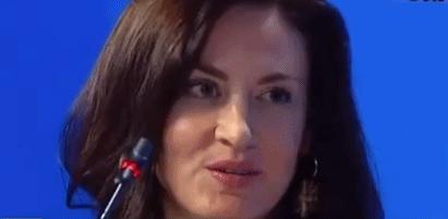 美国女记者*诱色**普京:超短裙、大白腿,撩头发、抛媚眼、舔嘴唇