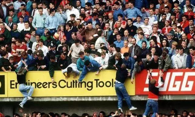 足球惨烈受伤瞬间,足球赛场踢死人事件