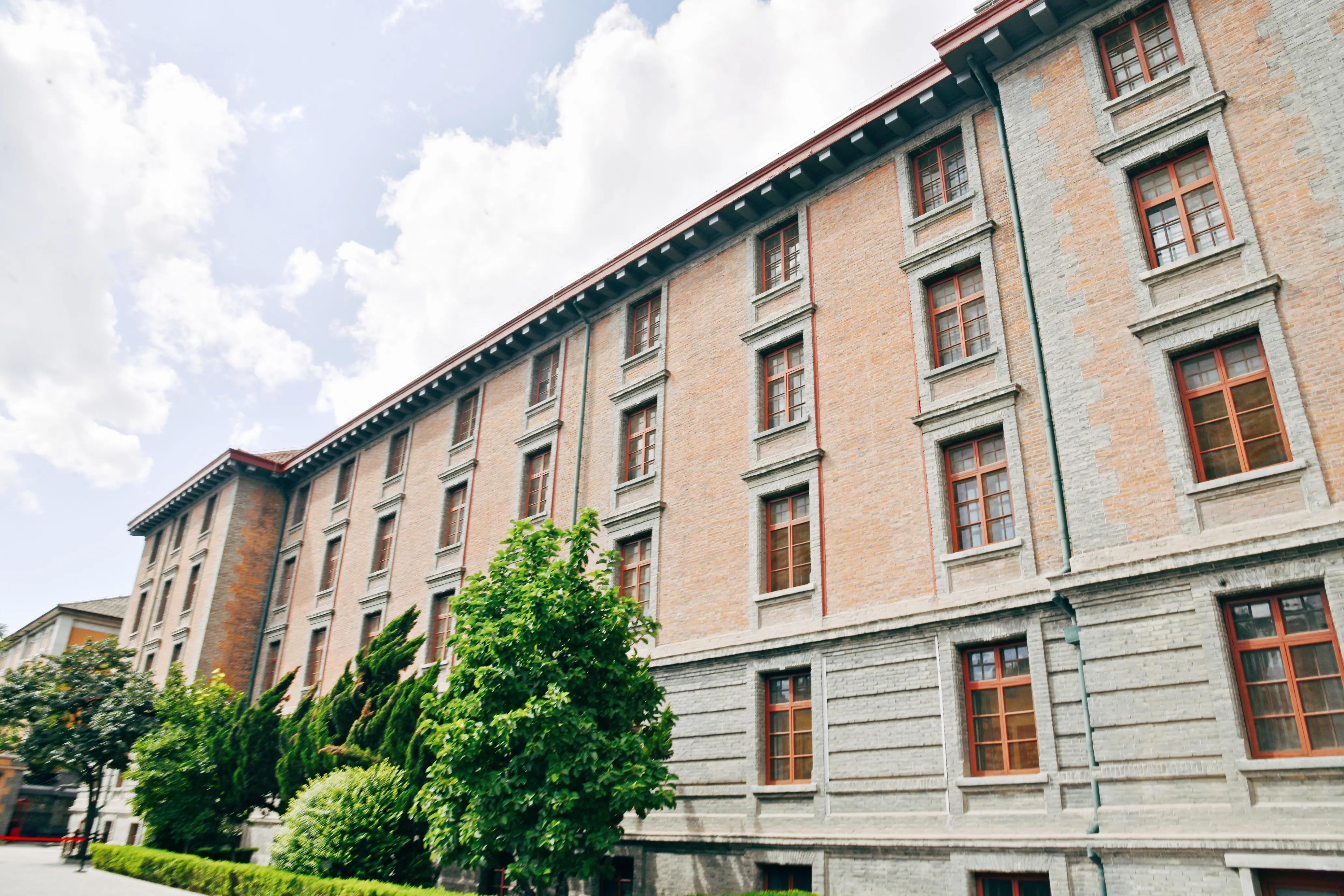 武汉高校中，最美武汉大学，“亚美”属于中南财经政法大学