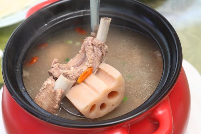 莲藕排骨汤先炖啥,莲藕排骨汤先放盐还是后放盐