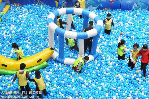 小孩光着脚丫走路会着凉吗,小孩光着脚在地上走有什么影响