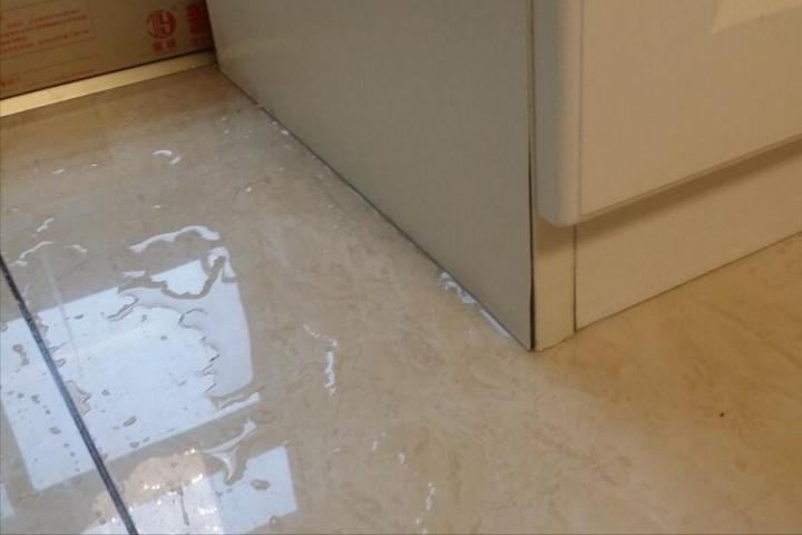 浴室地板砖渗漏,地板砖渗漏怎么修复