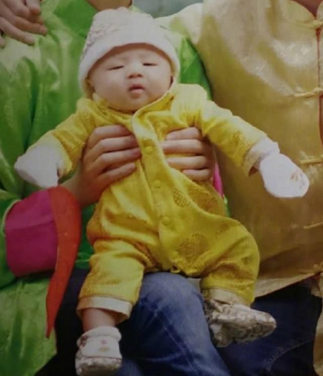 蔡少芬张晋新年全家福曝光，三胎儿子穿婴儿唐装亮相眯眯眼超可爱