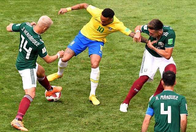 足球女孩,男孩女孩看足球