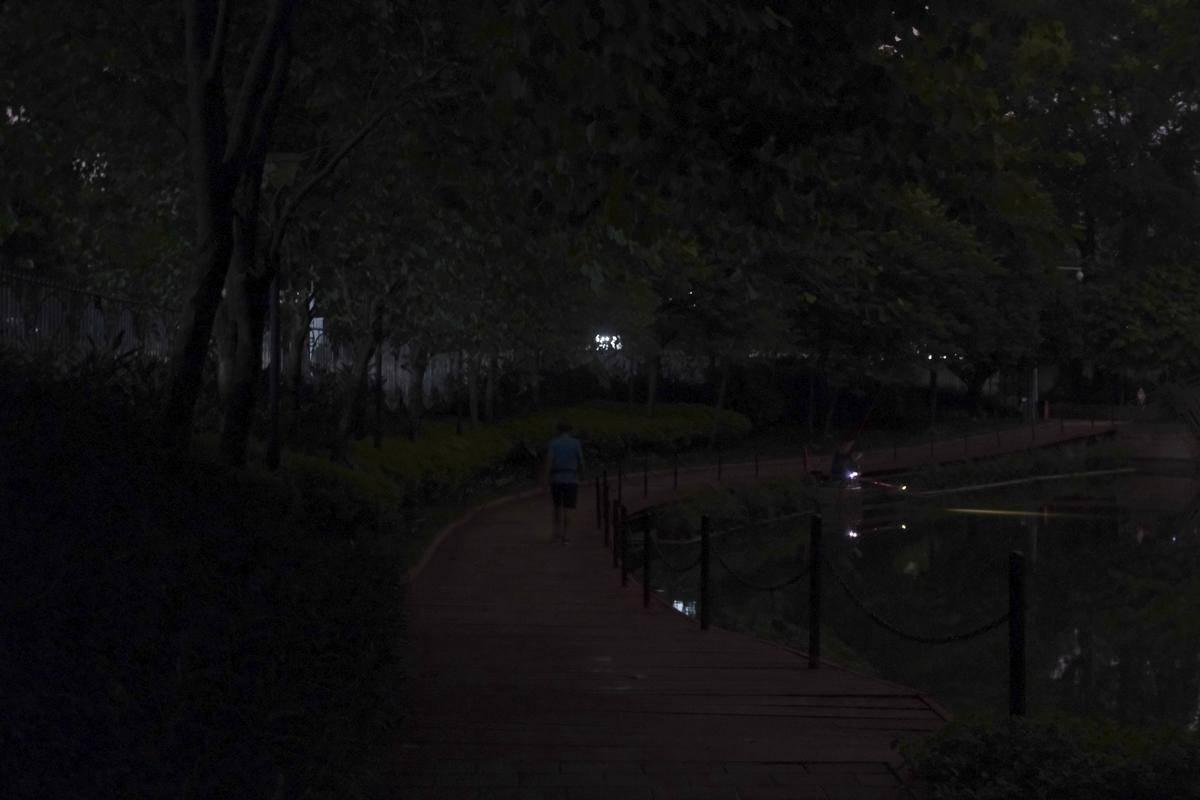 mini强光手电,zmi随身强光手电闪红灯