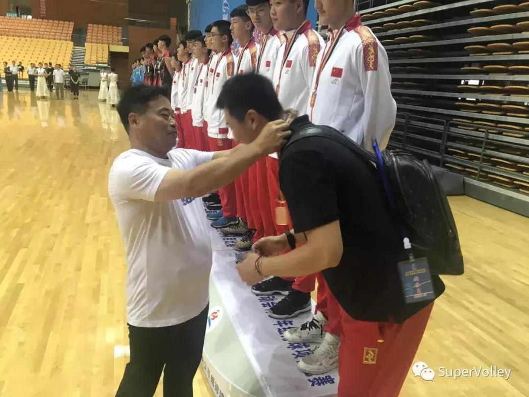 鞍山一中男排,单县一中男排全国冠军