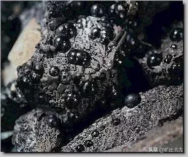 看到哪些标志要远离呢,看到这几种东西千万不要捡