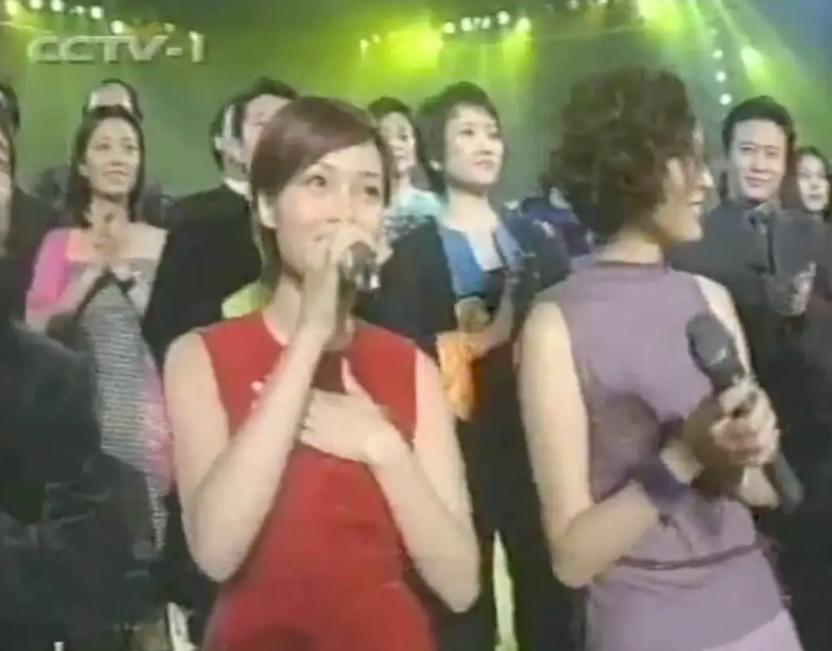 大湾区王菲出场谢霆锋表现,谢霆锋看王菲演唱会的视频