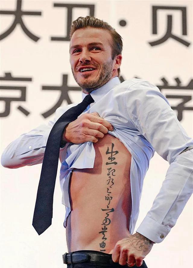 迷倒杜兰特要喝其洗澡水的斯嘉丽，她后背的纹身是这个时代的符号