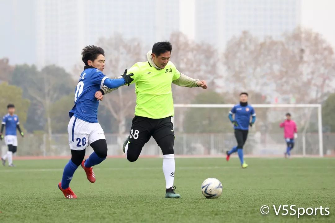 卓尔队长助阵“临空港杯”流浪者“破咒”夺冠