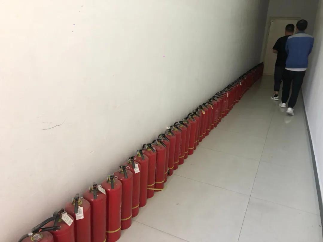 消防通道没安消防门,消防通道被堵消防车进不来