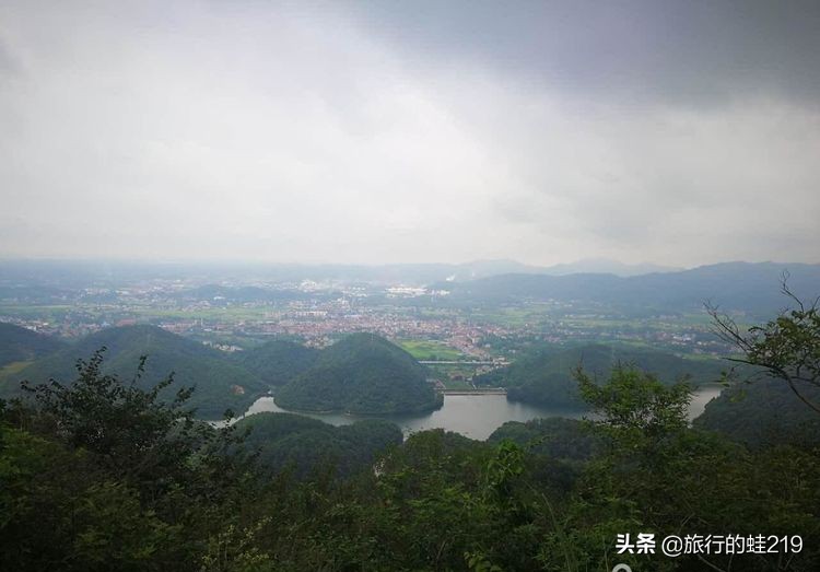 岳阳的地理位置比长沙好,岳阳在湖南的地理位置