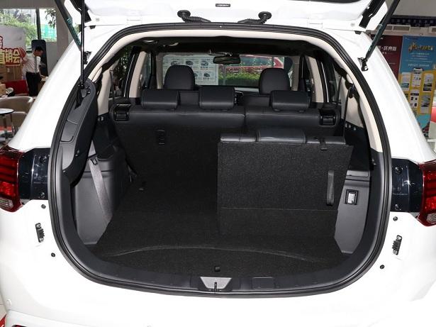 三菱欧蓝德对比探界者2.0,欧蓝德探岳对比