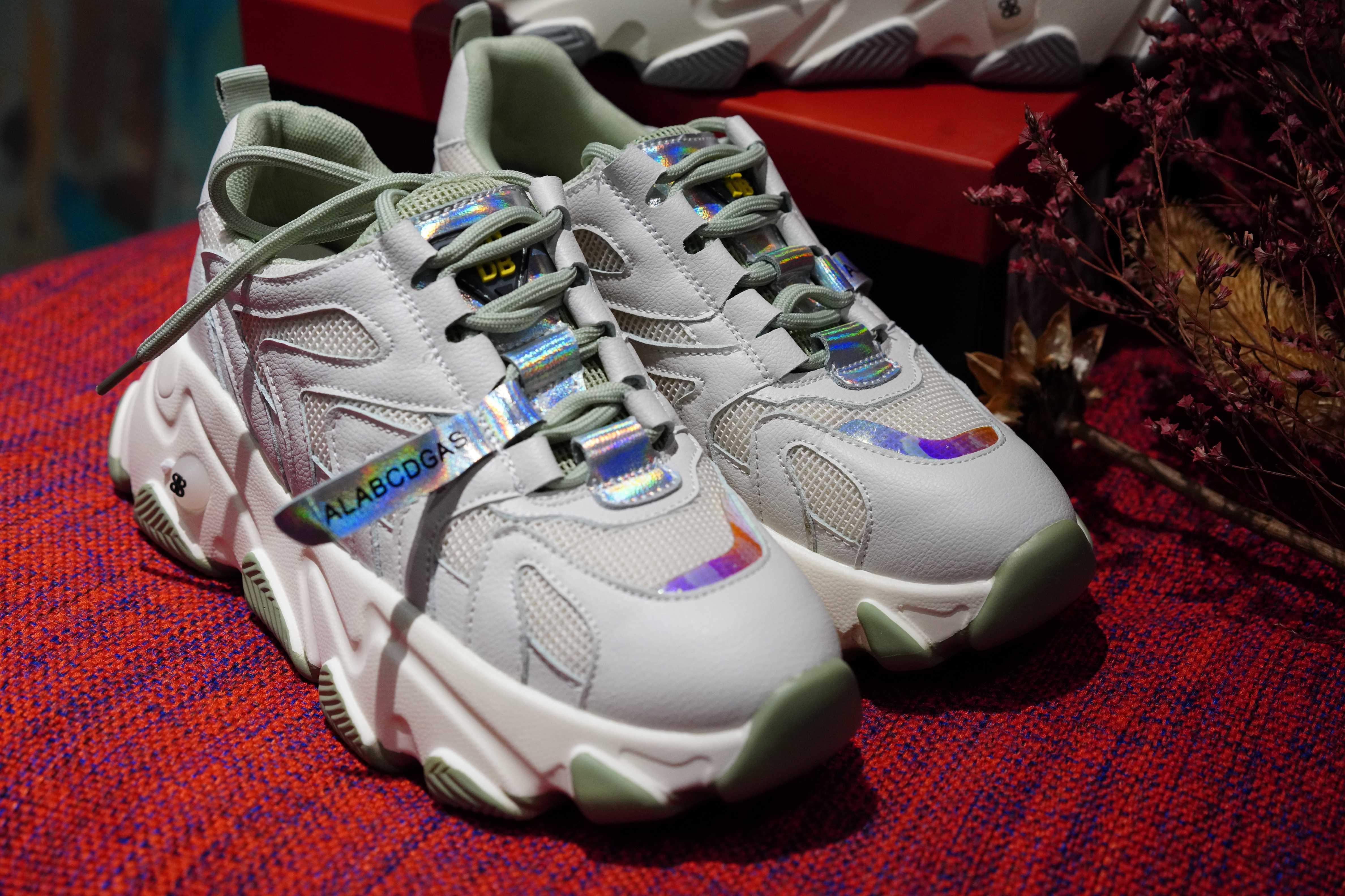 夏季哪款老爹鞋穿显脚秀气,最洋气夏季老爹鞋